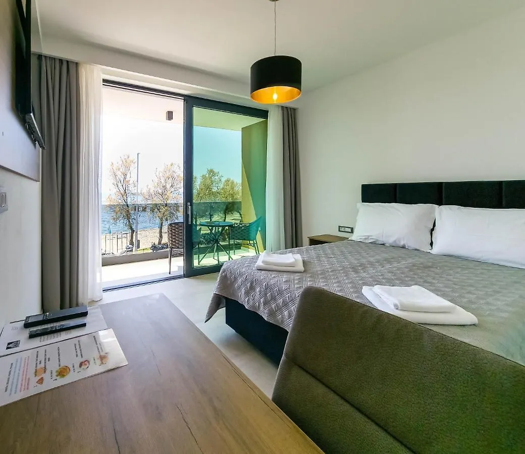 Maresole Beachfront Residence Πόρετς