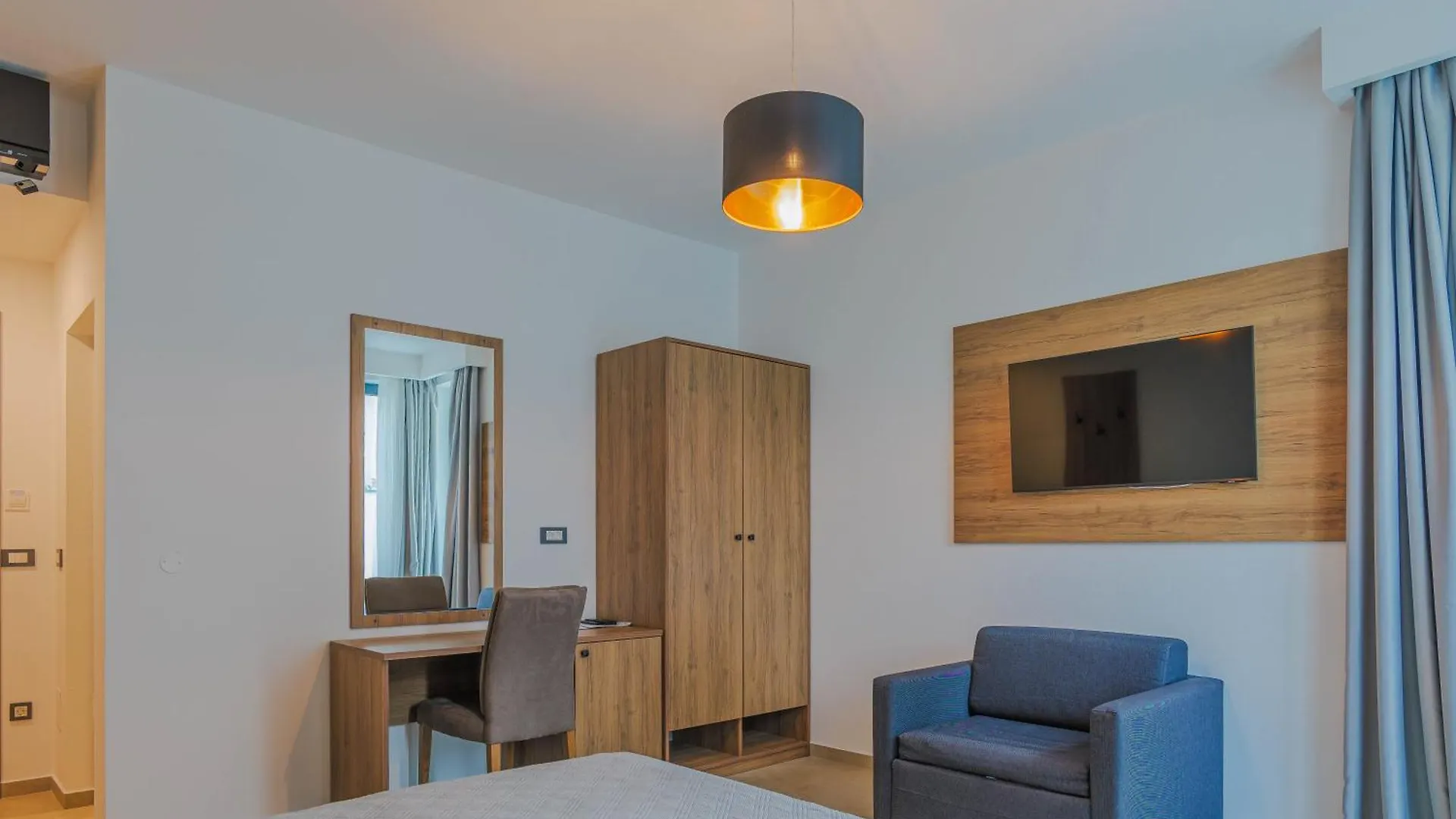 Maresole Beachfront Residence Πόρετς
