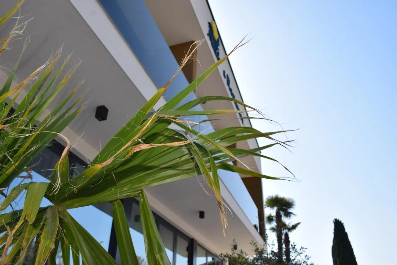 Maresole Beachfront Residence Πόρετς