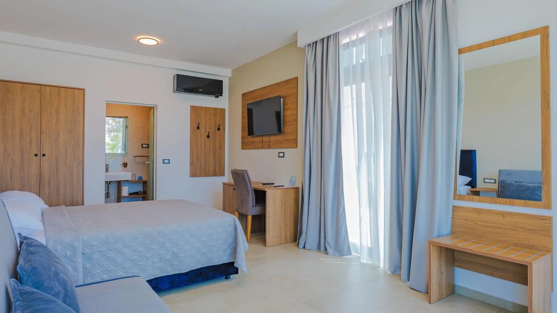 Maresole Beachfront Residence Πόρετς