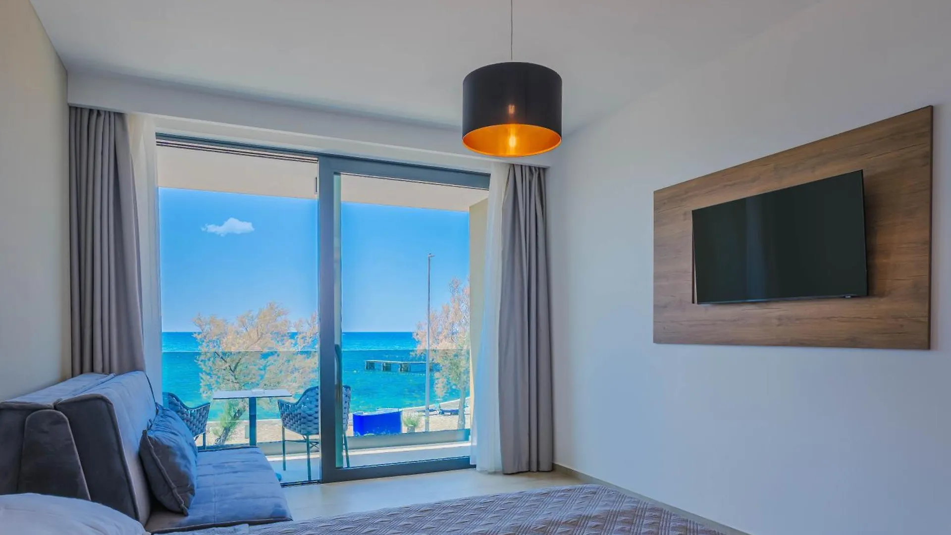 Maresole Beachfront Residence Πόρετς